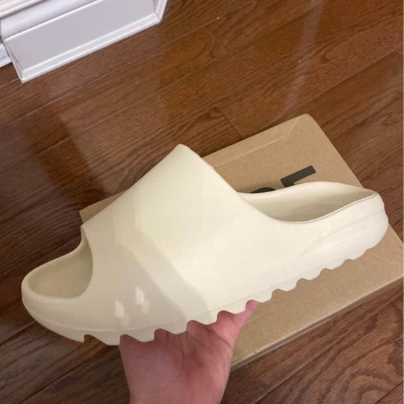 Yeezy Slide Beige - Picture 2 of 4